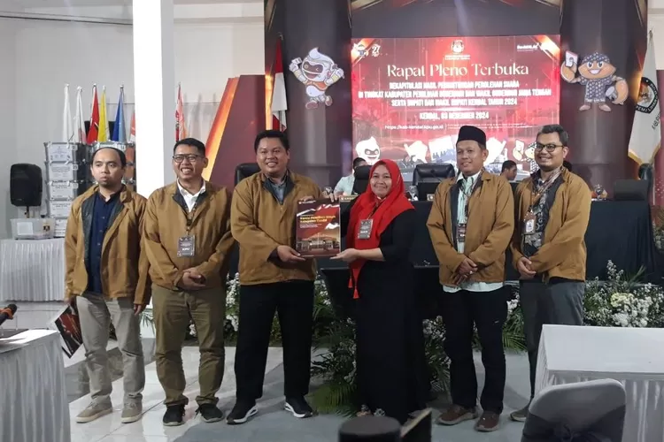 KPU Kendal menyerahkan hasil penetapan dan pengumuman hasil rekapitulasi penghitungan suara Pilbup Kendal.  (edi prayitno/kontributor Kendal)
