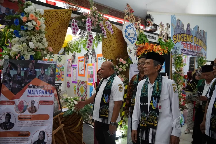 Asisten Pemerintahan dan Kesra bersama Kepala Disdikbud Kendal meninjau stand gelar karya guru penggerak di Pendopo  Bahurekso Rabu 4 Desember 2024.  (edi prayitno/kontributor kendal )