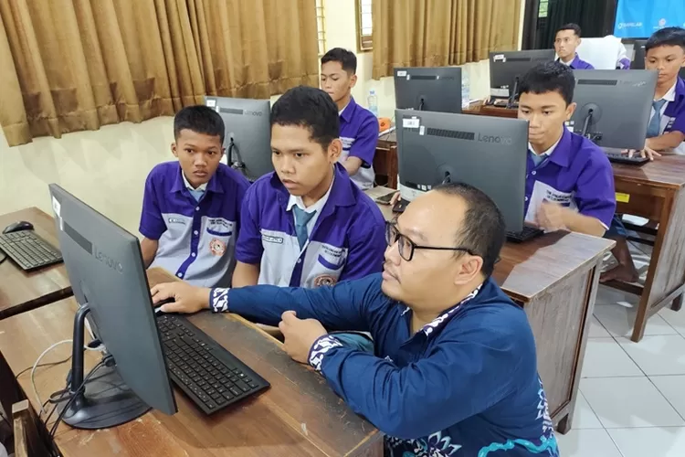FTIK USM Salurkan Ilmu Pembuatan Website di SMKN 2 Demak