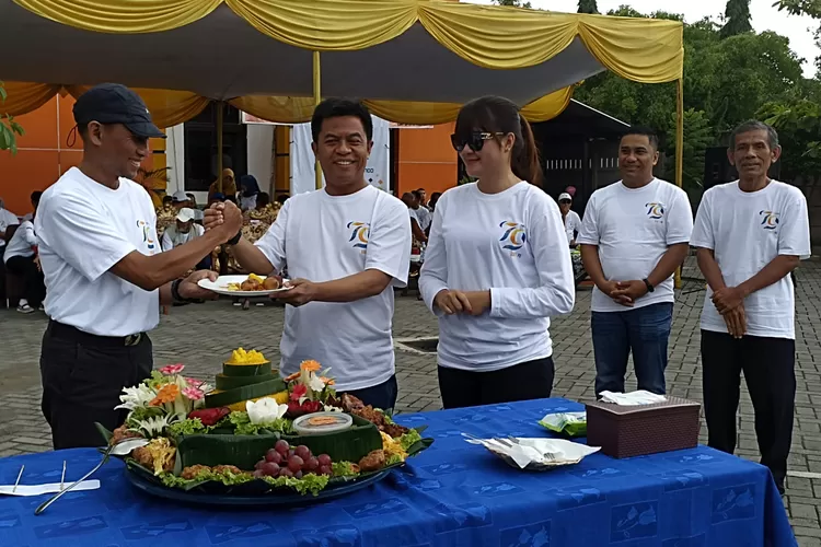 Pj Sekda Kendal memotong tumpeng di peringatan Hari Bakti Pekerjaan Umum di Halaman DPUPR Kendal Kamis 5 Desember 2024.  (edi prayitno/kontributor kendal)