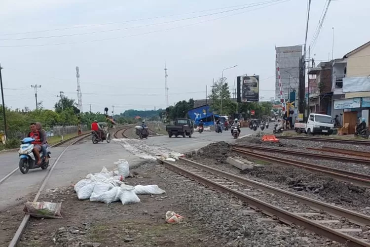 Perbaikan perlintasan KA Pandean Kaliwungu.   (edi prayitno/kontributor kendal)