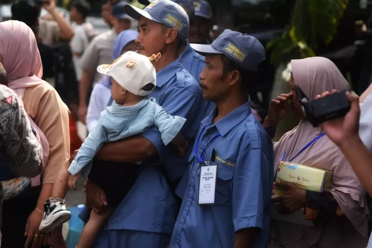 Peserta transmigrasi di Jateng yang hendak diberangkatkan. Mereka ikut penuh semangat transmigrasi ini karena iming-iming kehidupan sejahtera. (Ayosemarang.com/ Audrian Firhannusa)