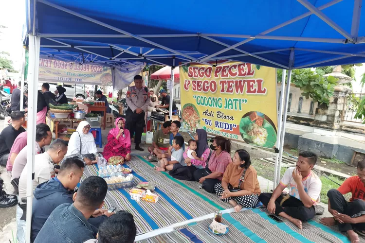 Kegiatan Jumat Curhat Polres Kendal di warung pecel untuk mendengarkan aspirasi warga.  (edi prayitno/kontributor kendal)