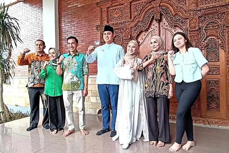 Paslon Dyah Kartika Permanasari dan Benny Karnadi saat silaturahmi ke rumah dinas Bupati Kendal Dico M Ganinduto Jumat 6 Desember 2024 sore.  (edi prayitno/kontributor Kendal)