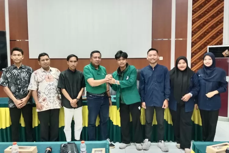 Disdikbud Batang melakukan pertemuan dengan mahasiswa penerima beasiswa. (Muslihun/Kontributor Batang)