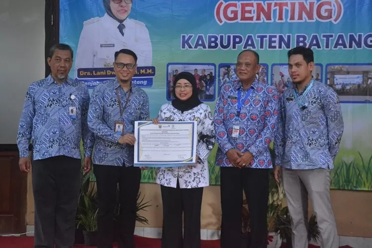 Penyerahaan penandatanganan komitmen penanganan stunting oleh Pj bupati Batang, Lani Dwi Rejeki. (Muslihun/Kontributor Batang)