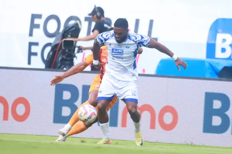 Striker PSIS, Evandro Brandao saat berjibaku dalam pertandingan lawan Borneo FC. Dalam pertandingan ini PSIS disebut layak menang. (PSIS)