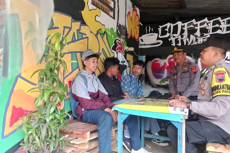 Pelajar yang nongkrong di warung kopi jadi sasaran patroli dialogis Polsek Patean antisipasi peredaran miras.  (edi prayitno/kontriburor kendal)