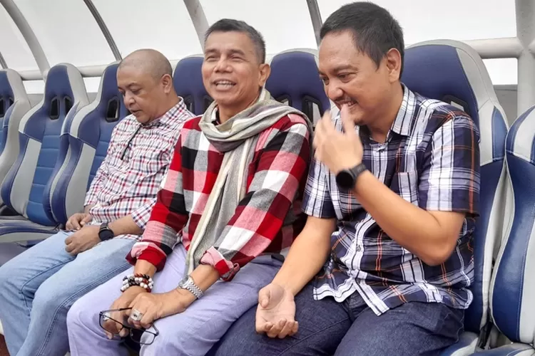 Hinca Panjaitan (tengah) saat bersama manajemen PSIS Semarang. Hinca memperkuat aspek legalitas klub.  (Ayosemarang.com/ Audrian Firhannusa)