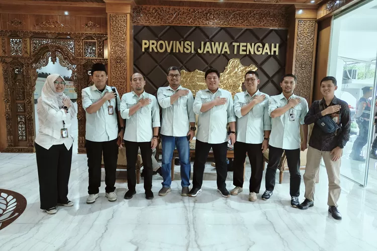 Komisiober KPU Kendal saat rekapitulasi perolehan suara Pilgub Jateng di KPU Propinsi Jawa Tengah.  (dokumen KPU Kendal)