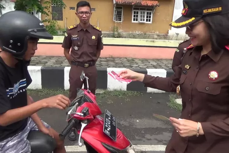 Lila Nasution Kepala Kejaksaan Negeri Kendal membagikan stiker anti korupsi kepada pengguna jalan Senin 9 Desember 2024.  (edi prayitno/kontributor kendal)