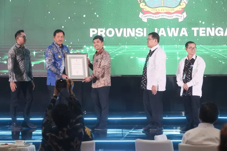PJ Gubernur Jateng Nana Sudjana saat menerima penghargaan sanitasi di Jakarta. (Humas Jateng)