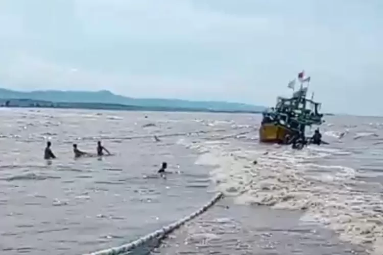 Perahu nelayan yang karam di Muara Sungai Kuto Rowosari Kendal.  (edi prayitno/kontributor kendal)