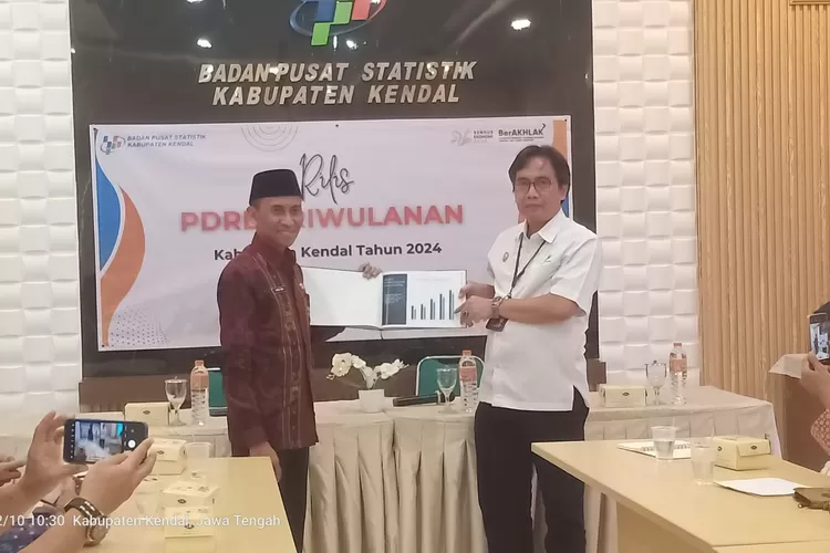 Pj Sekda Kendal menerima hasil rilis PDRB triwulanan BPS Kabupaten Kendal.  (edi prayitno/kontributor Kendal)