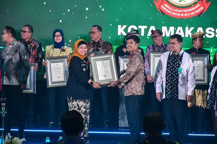 Pj Bupati Batang Lani Dwi Rejeki menerima penghargaan STBM Award 2024 dari Menteri Kesehatan yang diwakili oleh Dante Saksono Harbuwono, Wakil Menteri Kesehatan RI.  (Muslihun/Kontributor Batang)