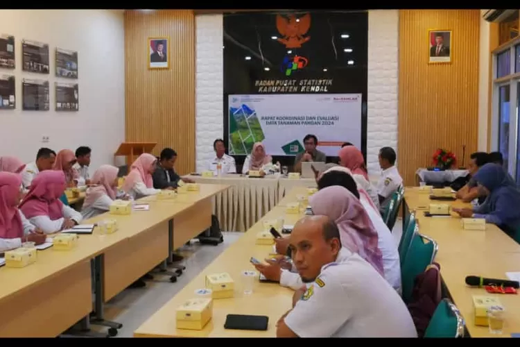 Rapat koordinasi dan evaluasi data tanaman pangan di Aula BPS Kendal Rabu 11 Desember 2024. (edi prayitno/kontributor kendal)