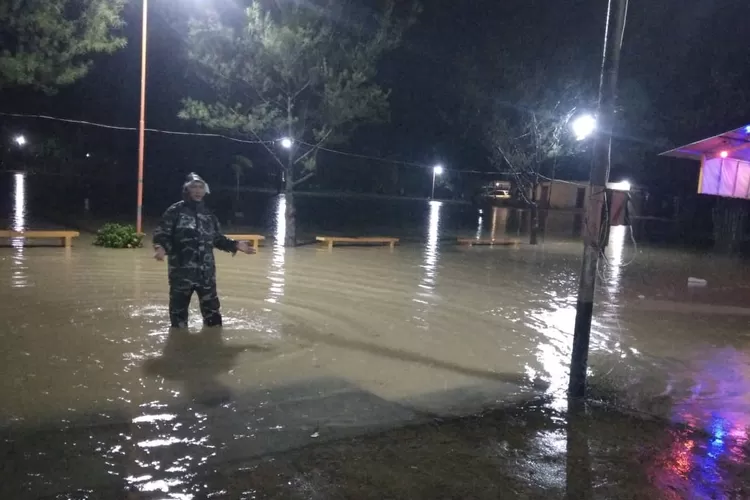 Genangan air di Desa Manggungsari Kecamatan Weleri Rabu 11 Desember 2024 mencapai ketinggian 20 centimeter.  (Dokumen )