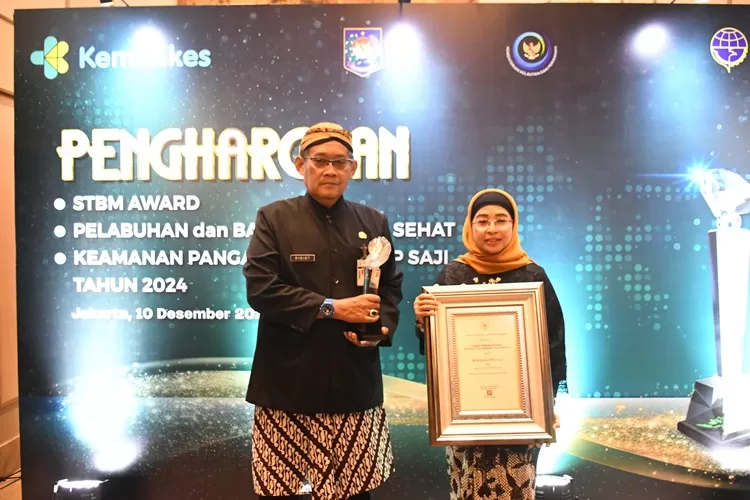 Kepala Dinas Kesehatan Kabupaten Batang, dr. Didiet Wisnuhardanto dan Pj Bupati Batang saat menerima STBM Award 2024