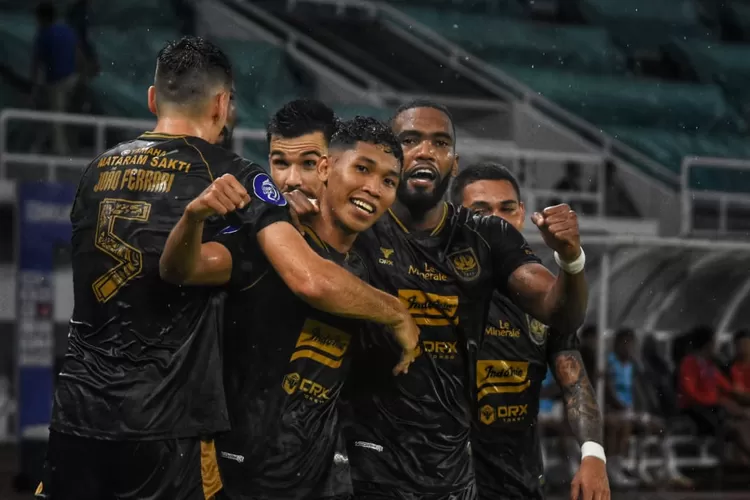 Pemain PSIS Semarang Tri Setiawan selebrasi saat mencetak gol kedua. PSIS Semarang kalahkan Bali United 2-1. (Ayosemarang.com/ Audrian Firhannusa)