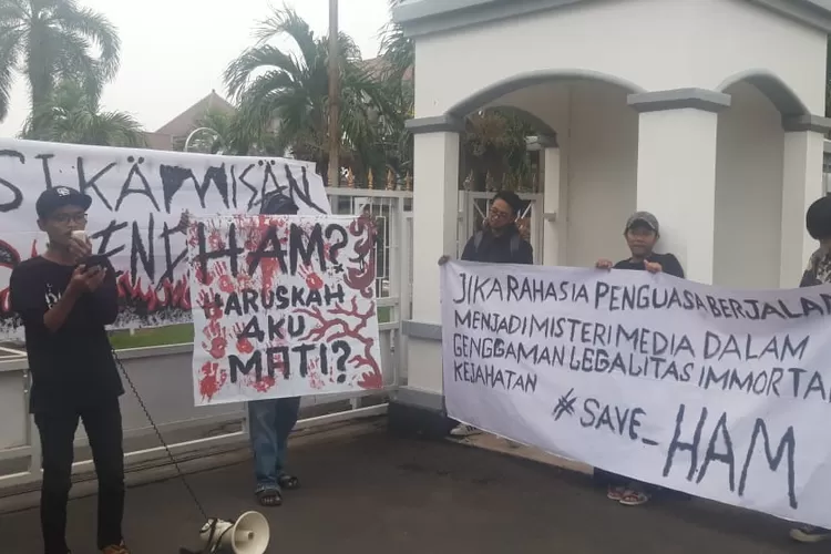 Peserta aksi kamisan tengah berorasi di depan Kantor Pemkab Kendal, Kamis  12 desember 2024 sore.  (edi prayitno/kontributor kendal)