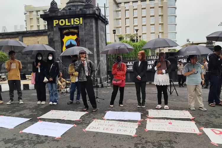 Aksi Kamisan di depan Polda Jateng. Mereka meminta polisi jangan jadi alat pembunuh. (Ayosemarang.com/ Audrian Firhannusa)