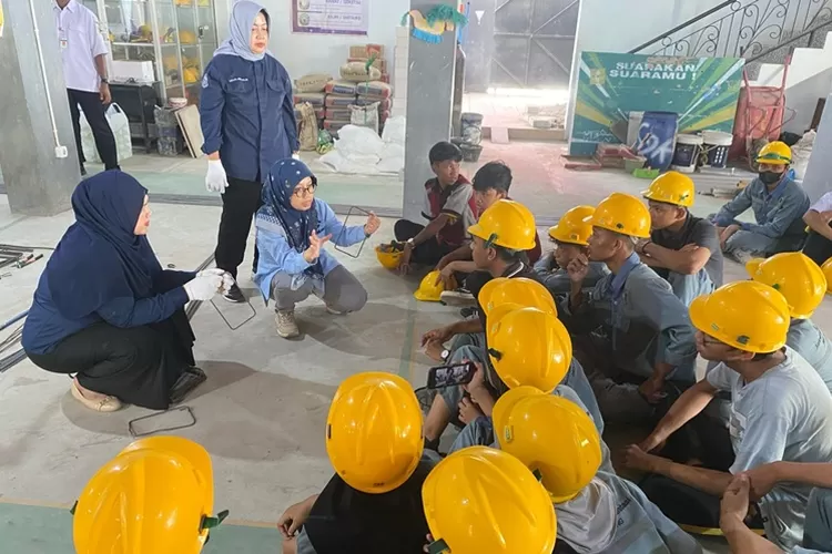 USM Ajarkan Puluhan Siswa SMK 3 Semarang Merakit Tulangan Tie Beam