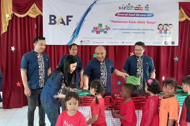  Anak-anak Panti Asuhan Bethlehem Bala Semarang menerima Hadiah Akhir Tahun  dari perwakilan BAF Semarang dalam CSR Semarak Kasih Bersama BAF. (dokumentasi BAF.)