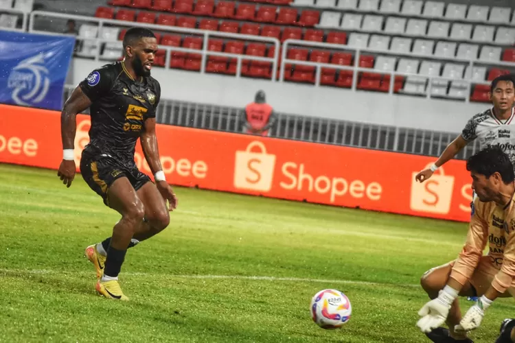 Pemain PSIS Semarang Evandro Brandao dalam aksinya saat melawan Bali United. Evandro tajam PSIS tampil cemerlang. (Ayosemarang.com/ Audrian Firhannusa)