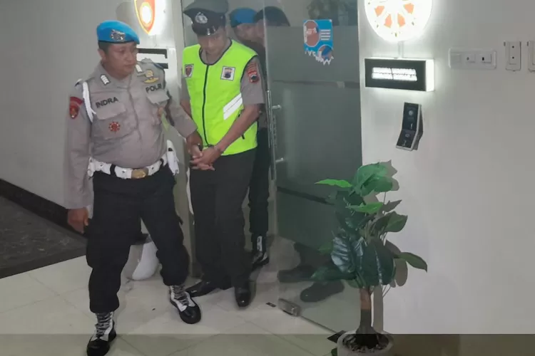 Aipda Robig saat keluar dari ruangan di sela-sela sidang kode etik. Robig ternyata diberi waktu banding sebanyak 21 hari. (Ayosemarang.com/ Audrian Firhannusa)