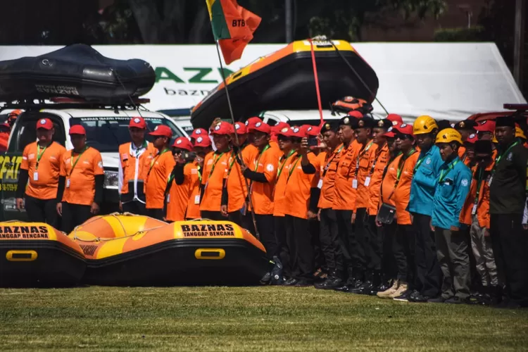Perahu dan tenda yang diberikan BAZNAS kepada BTB di seluruh Indonesia. Bantuan ini untuk persiapan tanggap bencana. (Ayosemarang.com/ Audrian Firhannusa)