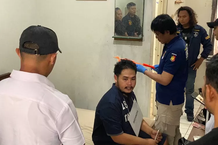 Eko, tersangka pembunuhan PSK di Hotel Johar Semarang saat melakukan rekontruksi.  (Istimewa)