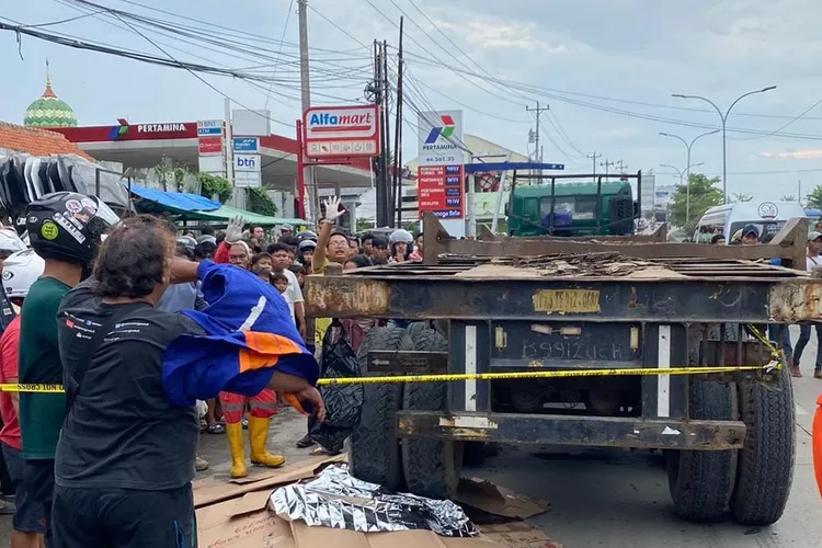 Truk yang menyebabkan kakek dan cucunya meninggal di Kaligawe Semarang. (Istimewa)