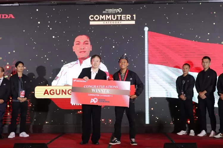 Agung Prasetyo (kanan) menerima penghargaan dari Senior Manager of Motorcycle Service Division Asian Honda Motor, Prasert Vichitkulsawat (kiri) setelah menjadi juara pertama pada kategori Commuter 1 digelaran Honda Asia &amp; Oceania Motorcycle Technician Skill Contest (AOC) 2024, Filipina (12/12).