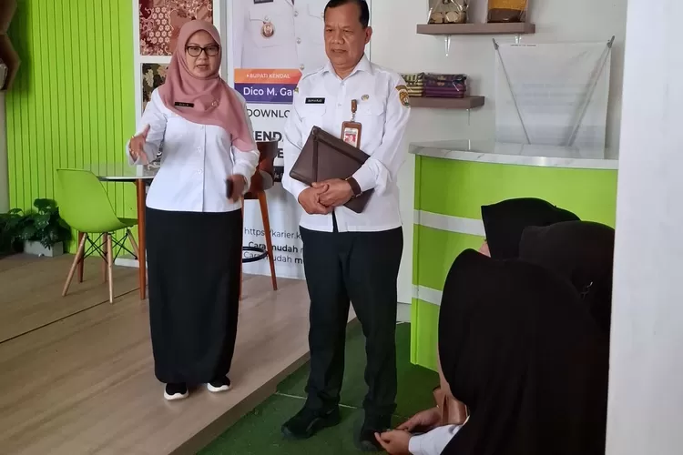kepala Disperinaker dan Staf Ahli Bupati saat memberikan arahan kepada eks karyawan PT master Kidz Indonesia yang sedang seleksi. (edi prayitno/kontributor kendal)