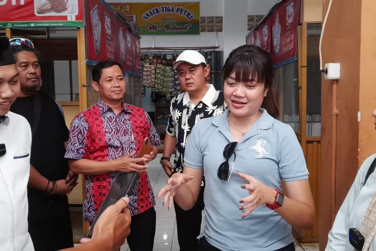 Anggota DPRD Kendal saat melakukan sidak ke pasar weleri Senin 16 Desember 2024.  (edi prayitno/ kontributor kendal)