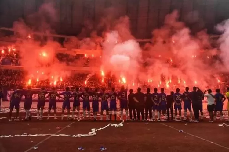 Suporter PSIS Semarang Panser Biru tidak puas dengan dengan surat jawaban dari manajemen PSIS Semarang. (Ayosemarang.com/ Audrian Firhannusa)