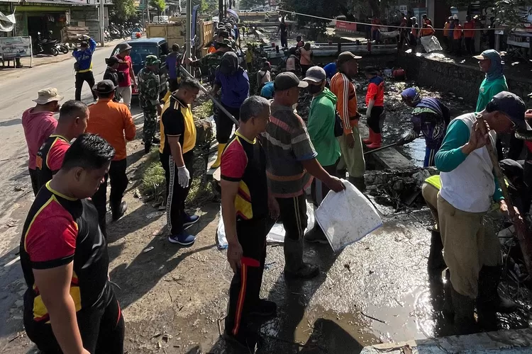 aksi bersih-bersih Sungai Aji di Kaliwungu yang menjadi penyebab banjir. (edi prayitno/kontributor kendal)