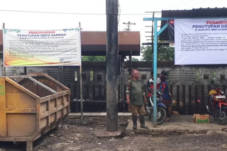 Pemasangan sosialisasi penutupan transfer depo sampah Jalan Raya Kaliiwungu.  (edi prayitno/kontributor Kendal)