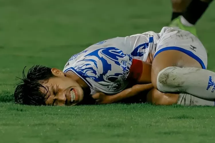 Pemain PSIS, Riyan Ardiansyah mengerang kesakitan saat melawan PSS. PSIS kalah 2-1 dari PSS. (PSIS)
