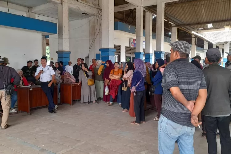 Pedagang antre mendapatkan undian lapak agar bisa berjualan di dalam terimal Bahurekso Kendal.  (edi prayitno/kontributor kendal)