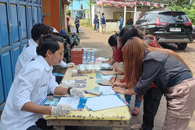 Sejumlah pemandu lagu jalani tes urine yang dilaksanakan BNN Kabupaten Kendal.  (Dokumen BNN Kendal  &nbsp;)
