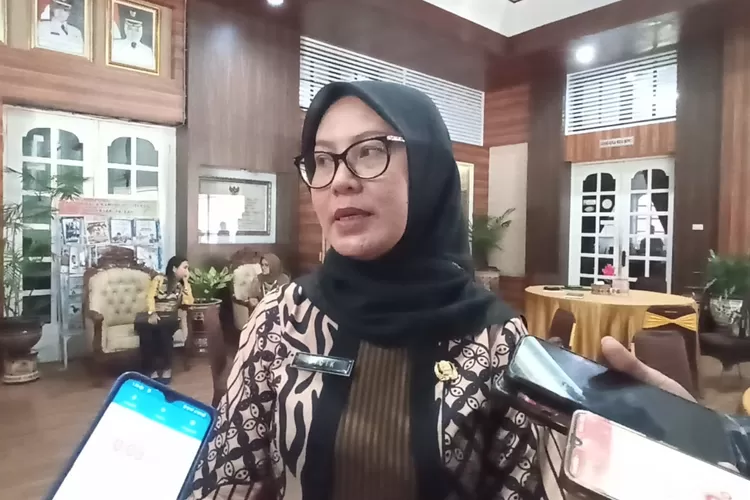 Kepala Dinas Perindustrian dan Tenaga Kerja Cicik Sulastri. (edi prayitno/kontributor Kendal)