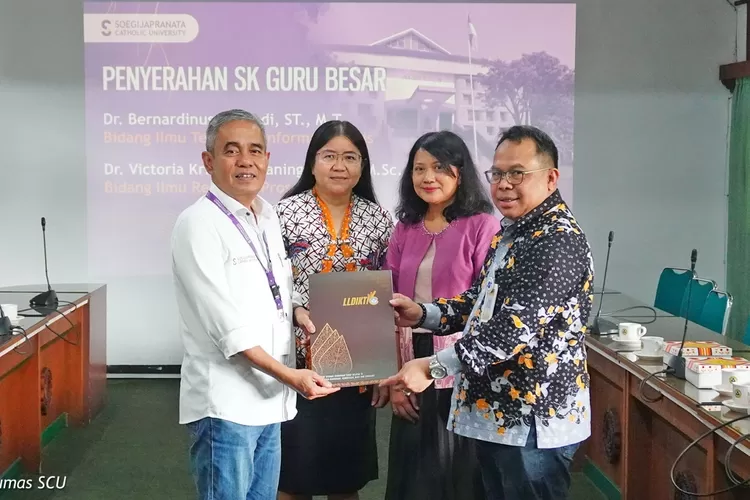 Rektor SCU Dr. Ferdinandus Hindiarto, MSi menjelaskan penerimaan SK ini tidak terlepas dari peran Pusat Akselerasi Jabatan Fungsional/Akademik Dosen (AJAFA) dibawah naungan LPSDM. (dok SCU.)