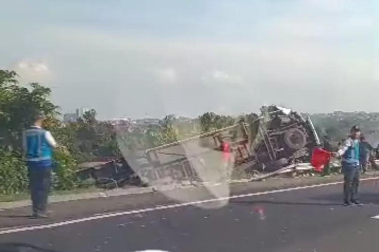 Rekaman video saksi mata kecelakaan bus terguling di Tol Banyumanik Semarang.  (tangkapan layar)