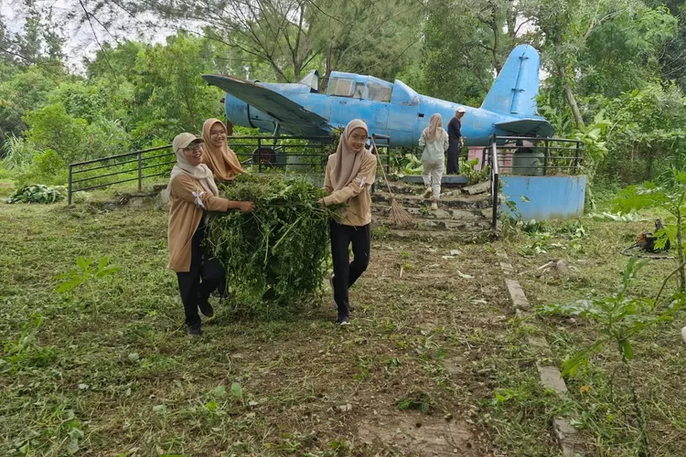Semarang Zoo menggandeng Sekolah Karakter Lembah Manah dan Jasa Raharja Putera melakukan aksi bersih-bersih kawasan taman satwa, Jumat 20 Desember 2024. (dok)