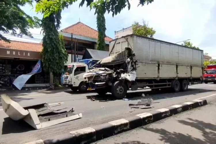 &nbsp;  Kondisi tronton yang menabrak dump truk di jalan raya Pantura Kota Kendal Jumat 20 desember 2024.  (edi prayitno/kontributor Kendal)