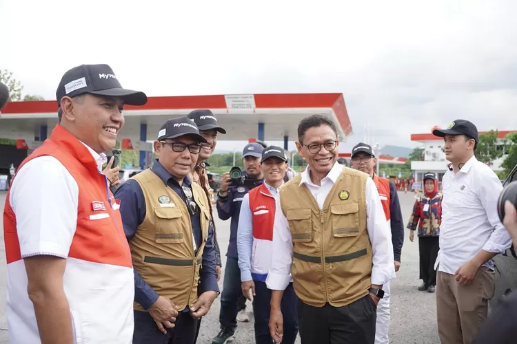 Wakil Menteri ESDM Yuliot didampingi Sekretaris BPH Migas Patuan&nbsp;Alfon&nbsp;Simanjuntak dan Vice President Retail Fuel Sales Pertamina Patra Niaga Eko Ricky Susanto mengunjungi dua SPBU di Jawa Tengah, Jumat 21 Desember 2024. (dok Pertamina Patra Niaga.)