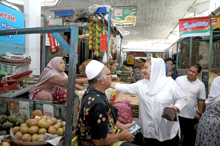 Wali kota Semarang Hevearita Gunaryanti Rahayu beserta jajaran Pemerintah Kota Semarang turun ke lapangan memantau langsung harga dan persediaan barang pangan jelang perayaan Natal dan Tahun Baru (Nataru) di pasar Jatingaleh, Sabtu 21 Desember 2024.  (dok Humas Penkot Semarang.)