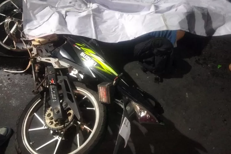 Pengendara motor Satria FU tewas ditabrak mobil di Jalan Perintis Kemerdekaan tepatnya  depan SPBU Pudak Payung Semarang. (istimewa)