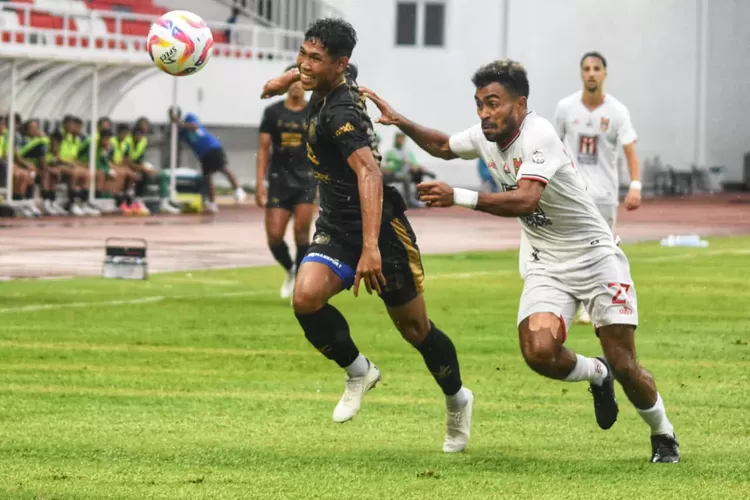 Pemain PSIS Semarang Tri Setiawan saat berjibaku dengan pemain Malut Yakob Sayuri. PSIS dipermalukan Malut United 1-3.   (Ayosemarang.com/Audrian Firhannusa)
